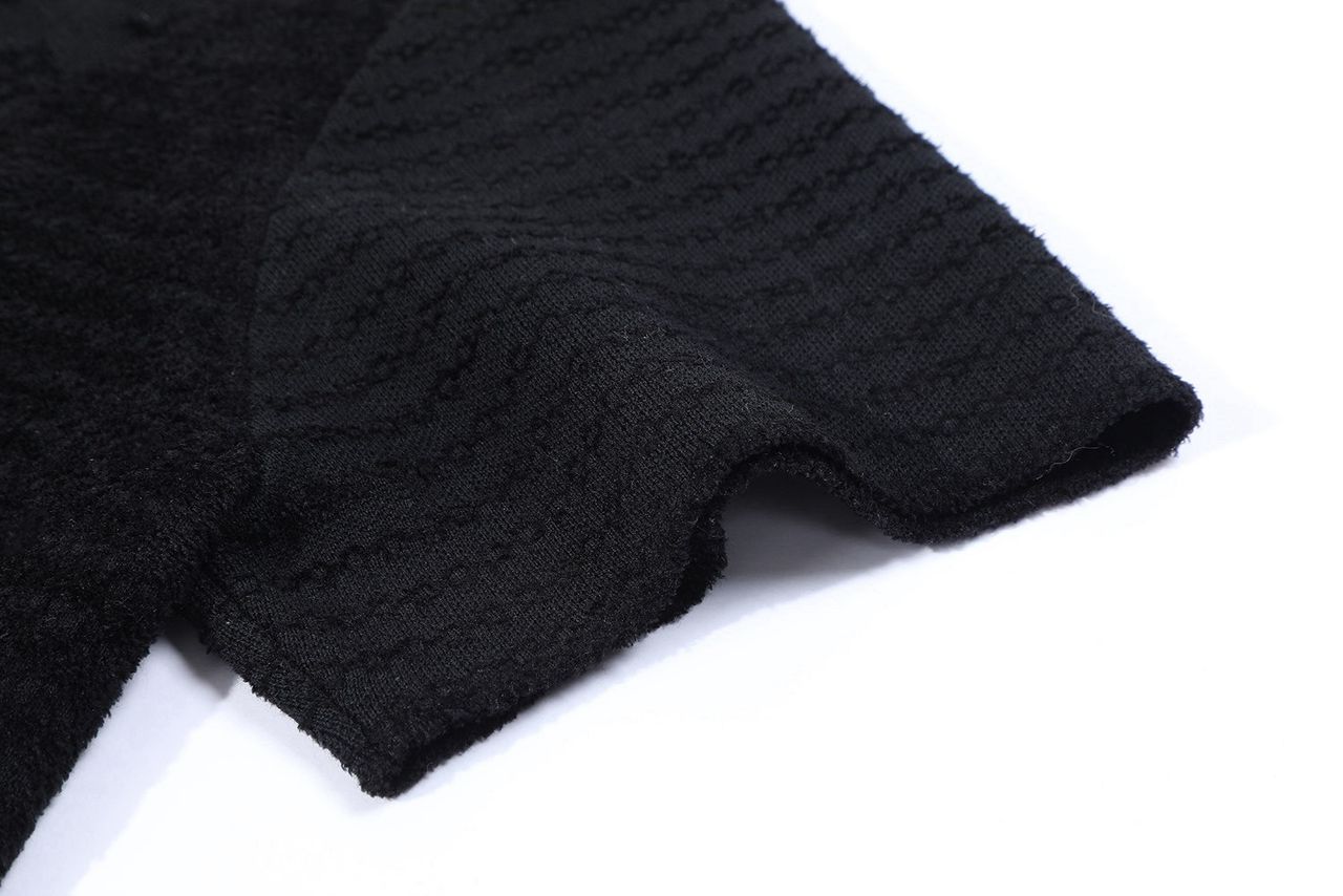 Camiseta Jacquard Padrão Monograma Geométrico