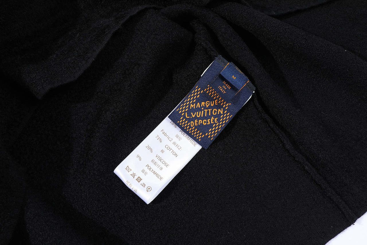 Camiseta Jacquard Padrão Monograma Geométrico