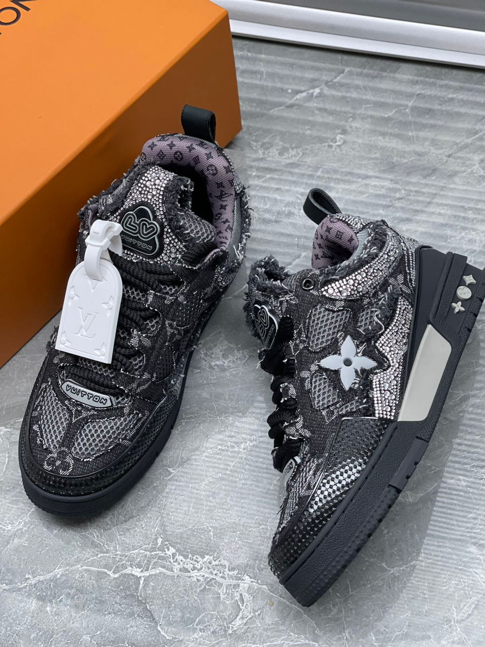 Tênis Skate Couro Preto Detalhes Cristal e Monograma Geométrico
