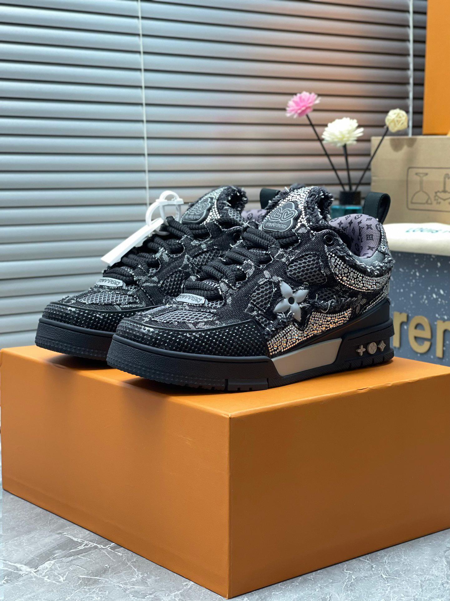 Tênis Skate Couro Preto Detalhes Cristal e Monograma Geométrico