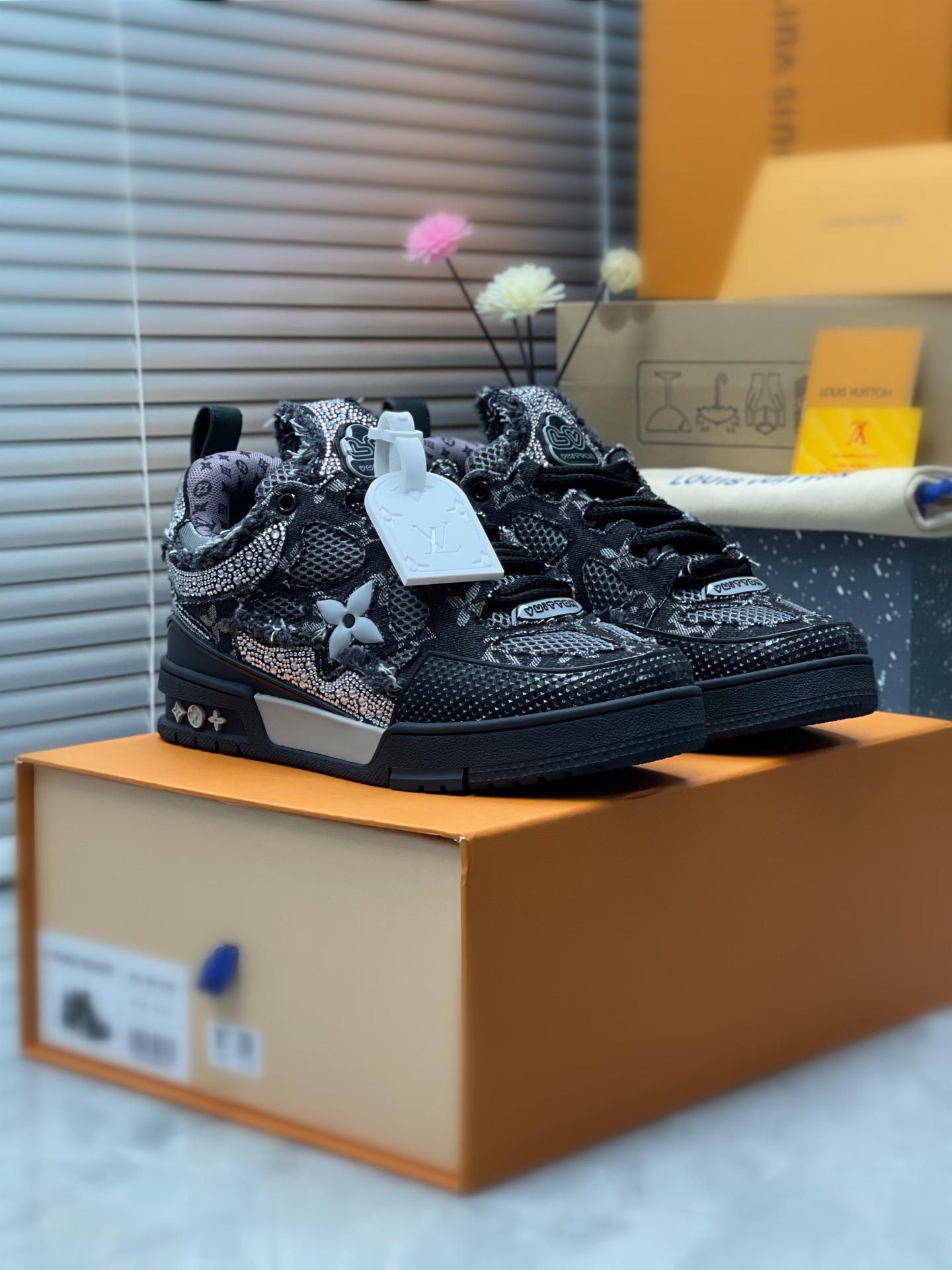 Tênis Skate Couro Preto Detalhes Cristal e Monograma Geométrico