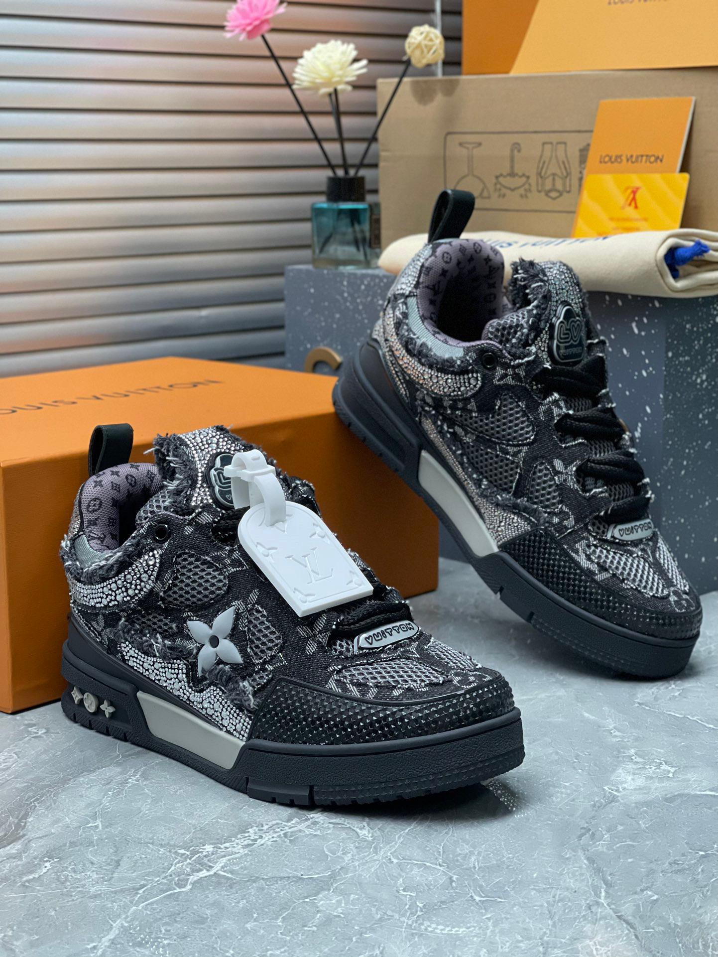 Tênis Skate Couro Preto Detalhes Cristal e Monograma Geométrico