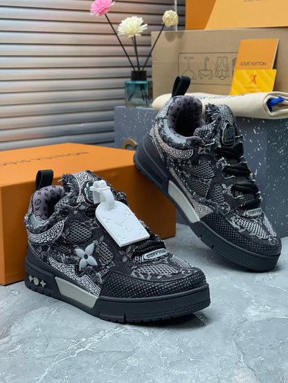 Tênis Skate Couro Preto Detalhes Cristal e Monograma Geométrico