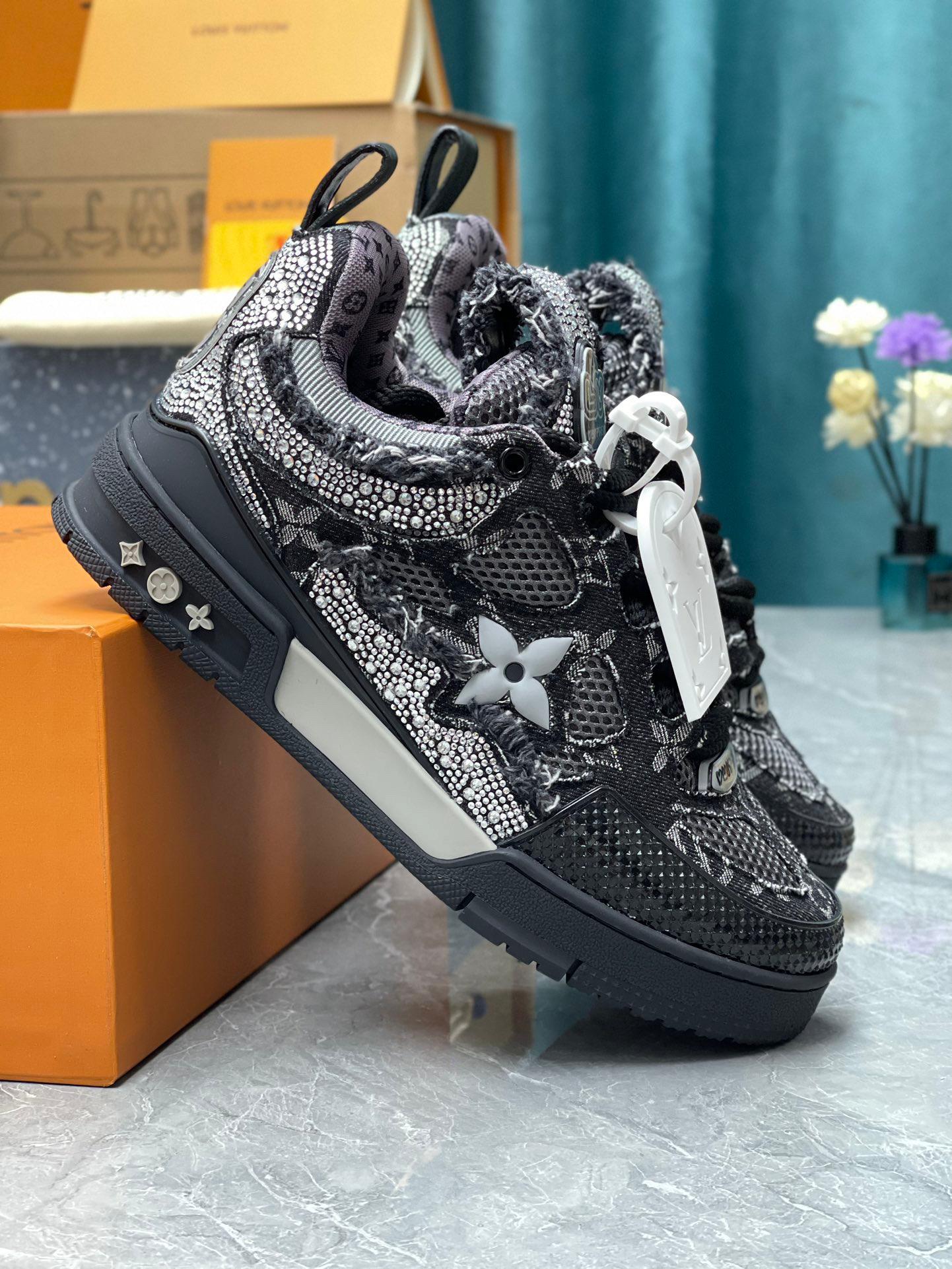 Tênis Skate Couro Preto Detalhes Cristal e Monograma Geométrico