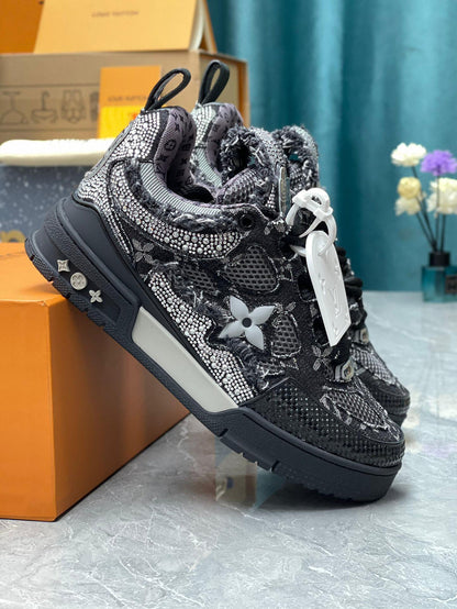 Tênis Skate Couro Preto Detalhes Cristal e Monograma Geométrico