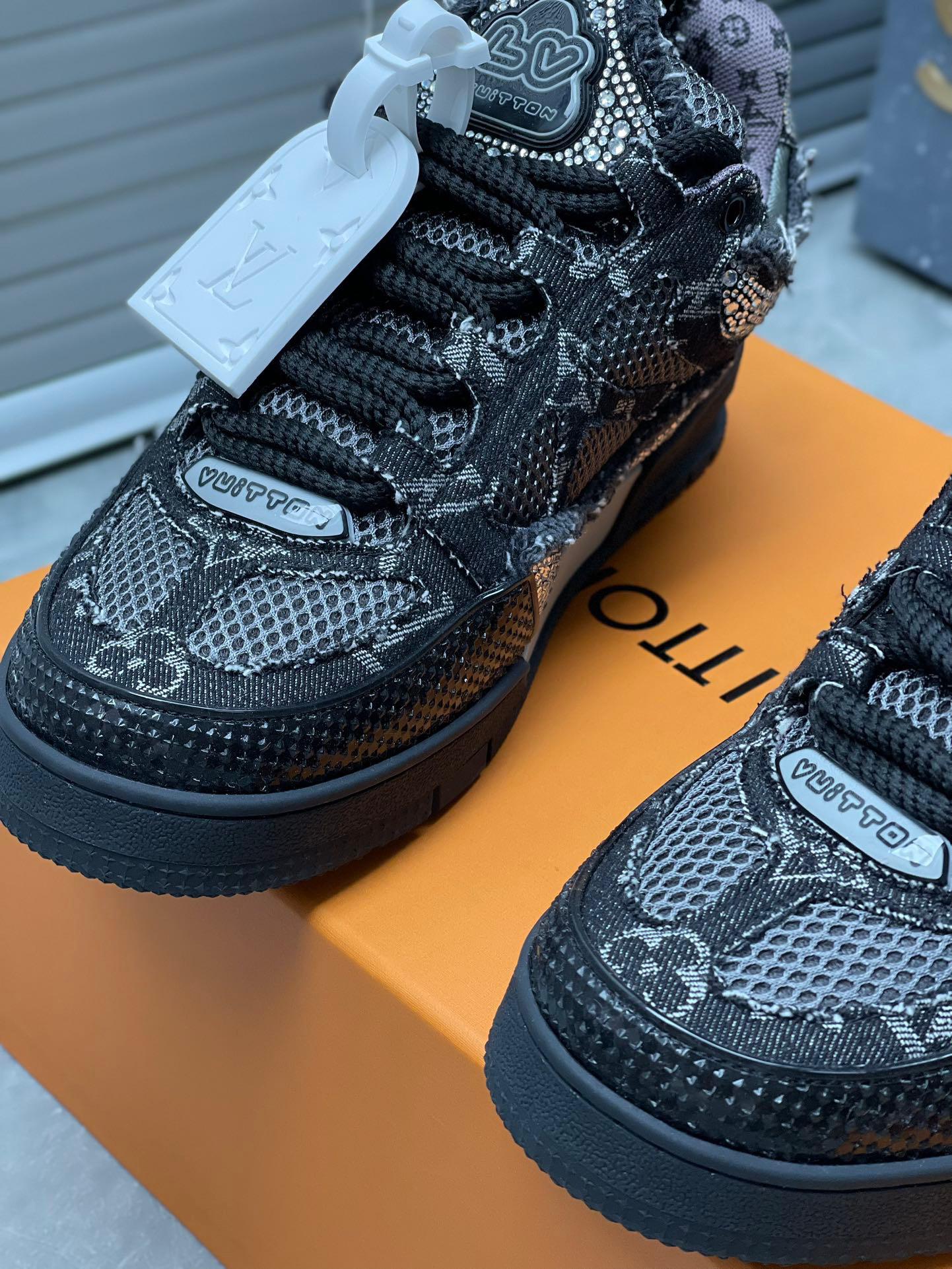 Tênis Skate Couro Preto Detalhes Cristal e Monograma Geométrico