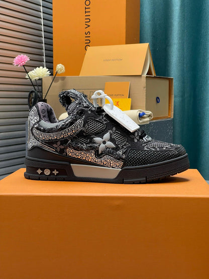 Tênis Skate Couro Preto Detalhes Cristal e Monograma Geométrico