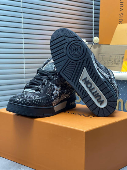 Tênis Skate Couro Preto Detalhes Cristal e Monograma Geométrico