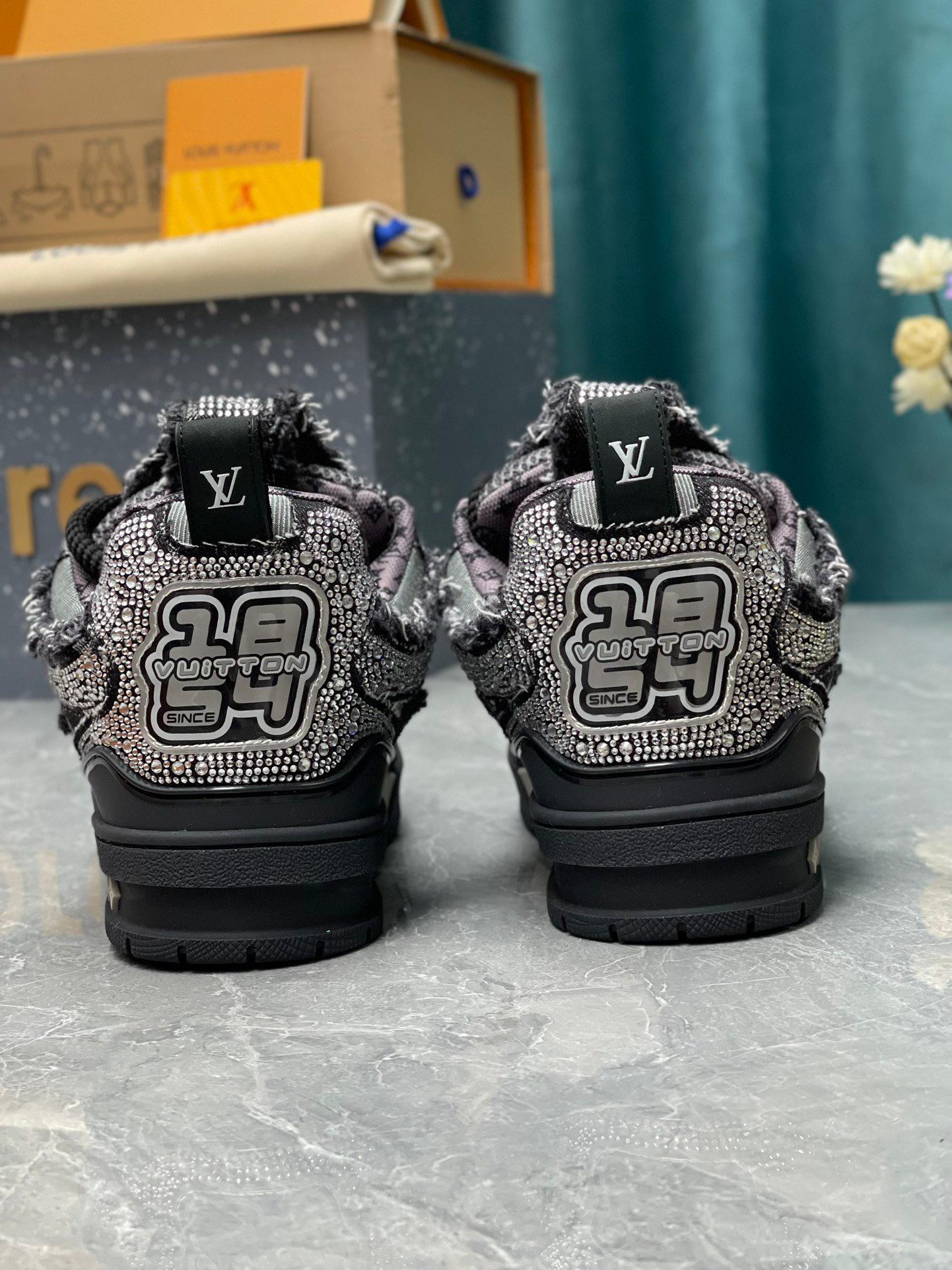 Tênis Skate Couro Preto Detalhes Cristal e Monograma Geométrico
