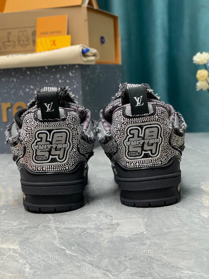 Tênis Skate Couro Preto Detalhes Cristal e Monograma Geométrico
