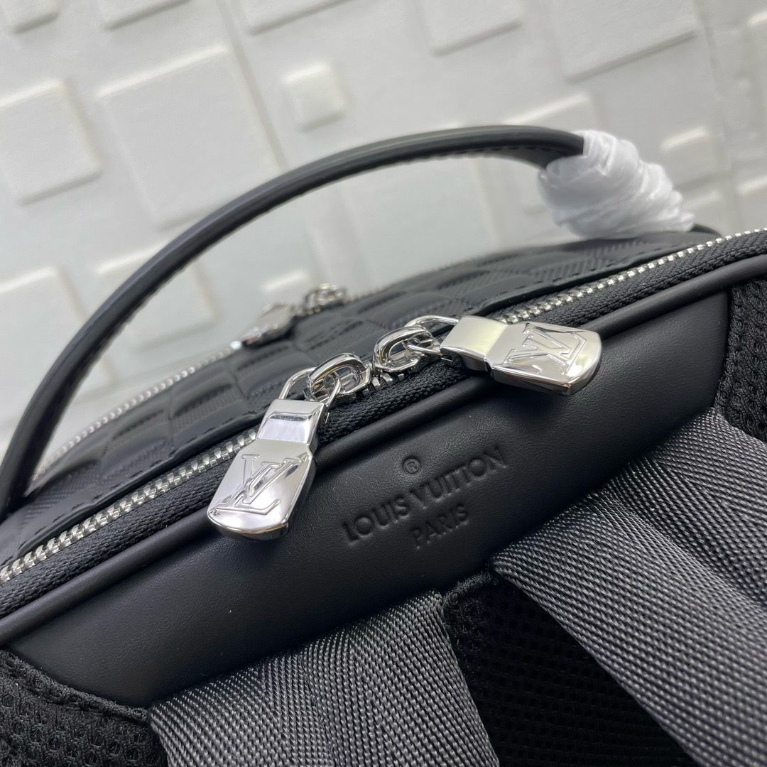 Mochila Couro Padrão Quadriculado Marrom