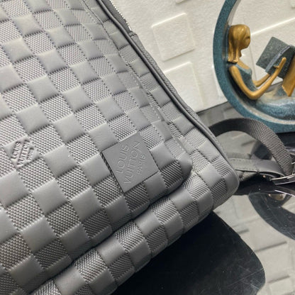 Mochila Couro Padrão Quadriculado Marrom