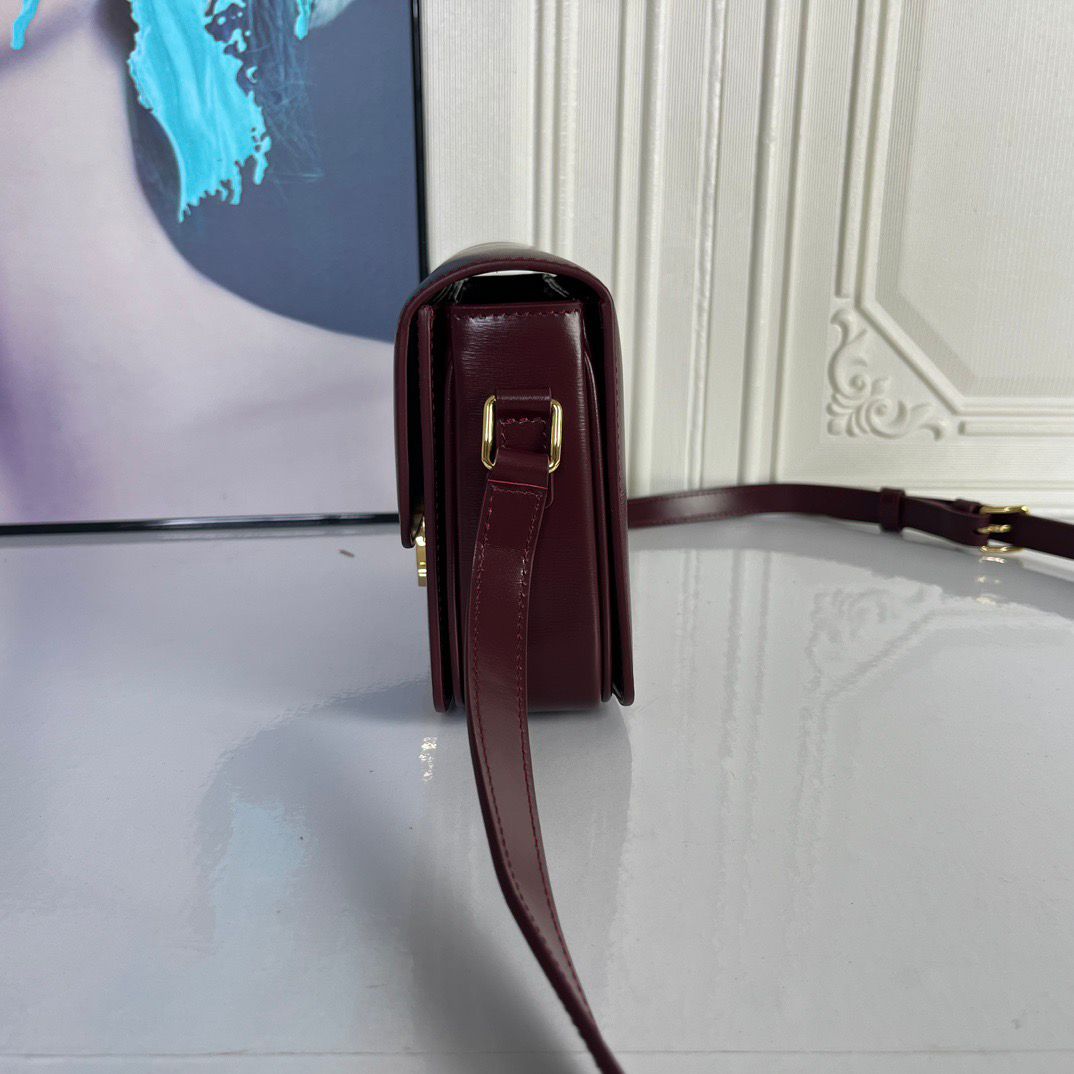 Bolsa Satchel Couro Vinho Placa Frontal Dourada