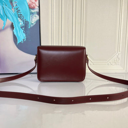 Bolsa Satchel Couro Vinho Placa Frontal Dourada