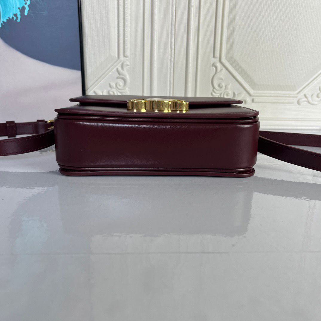 Bolsa Satchel Couro Vinho Placa Frontal Dourada