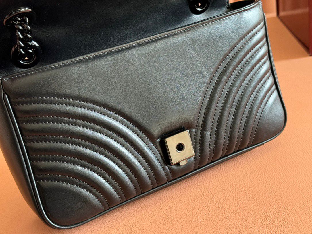 Bolsa Pequena Couro Preto Letras Entrelaçadas Small
