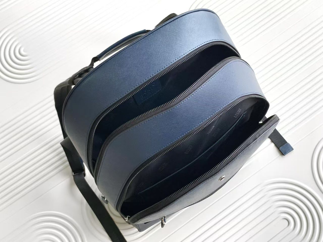 Mochila Azul Marinho Nylon com Detalhe em Couro