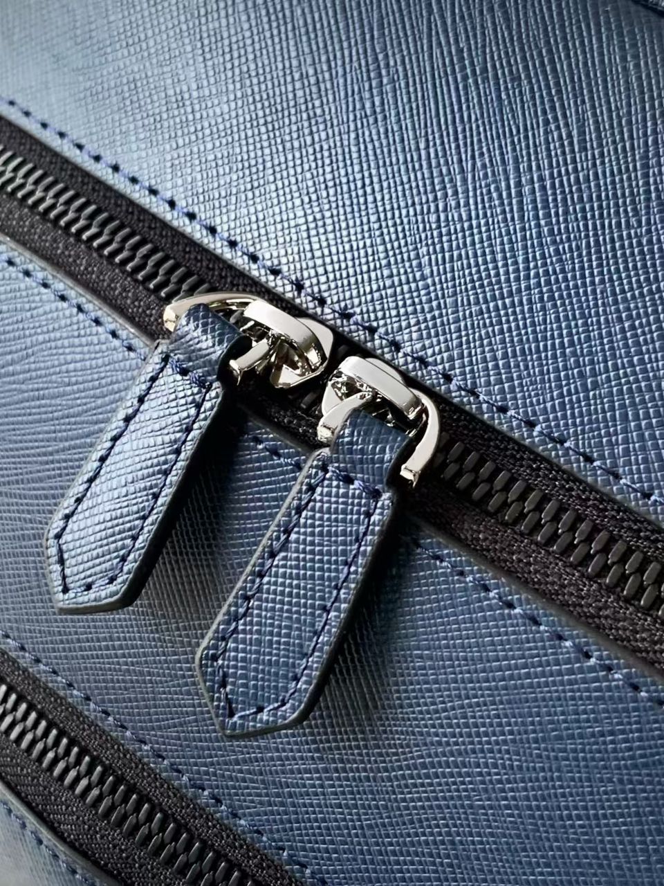 Mochila Azul Marinho Nylon com Detalhe em Couro