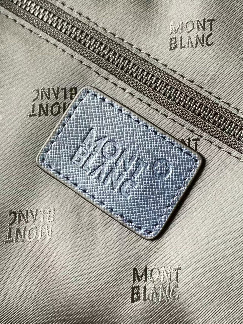 Mochila Azul Marinho Nylon com Detalhe em Couro