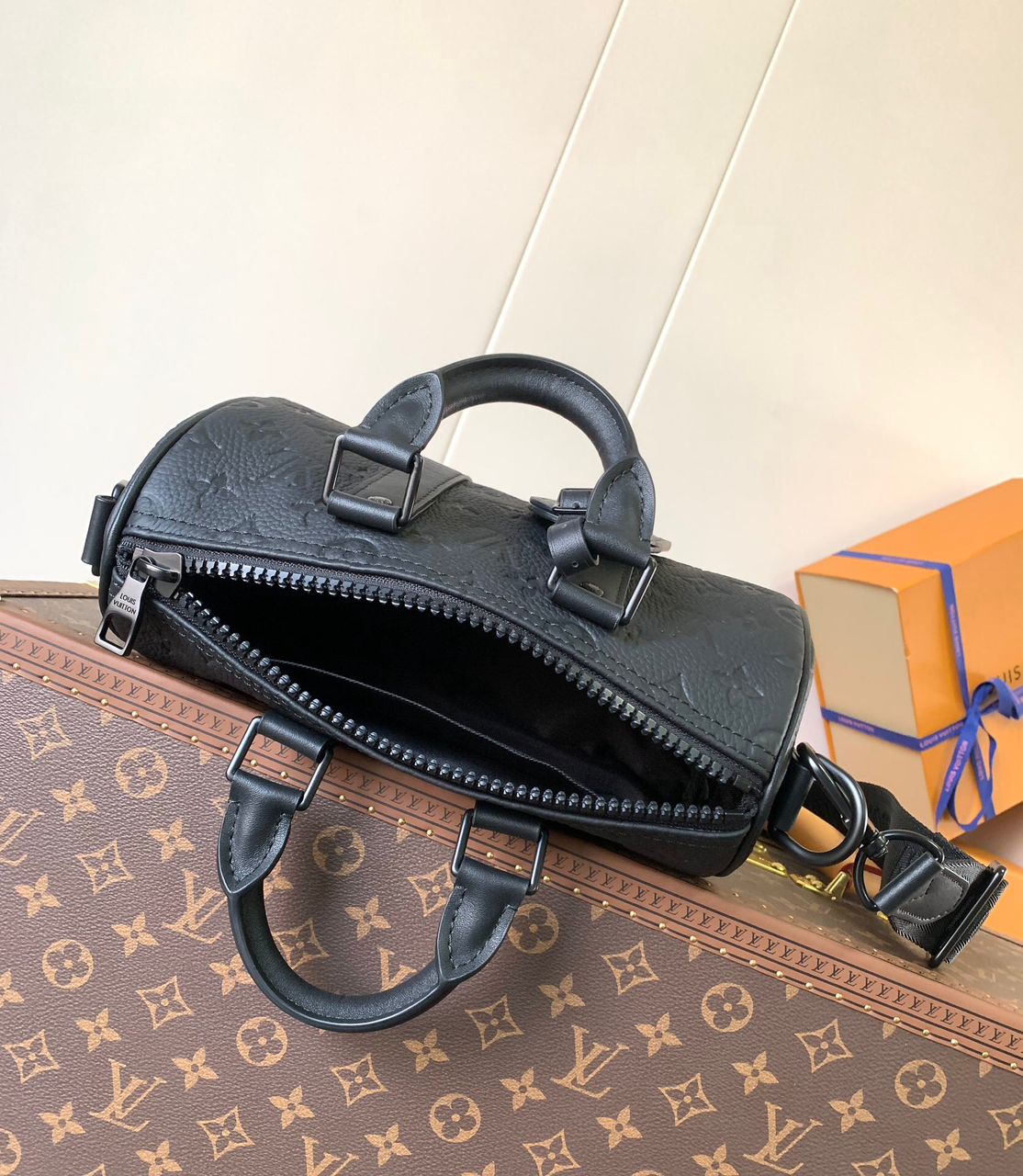 Bolsa Viagem Couro Padrão Monograma Geométrico Marrom 25cm
