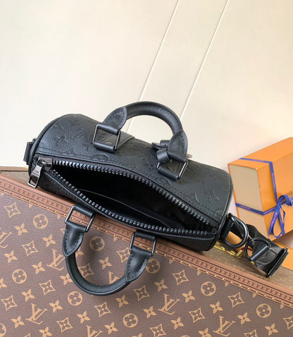 Bolsa Viagem Couro Padrão Monograma Geométrico Marrom 25cm