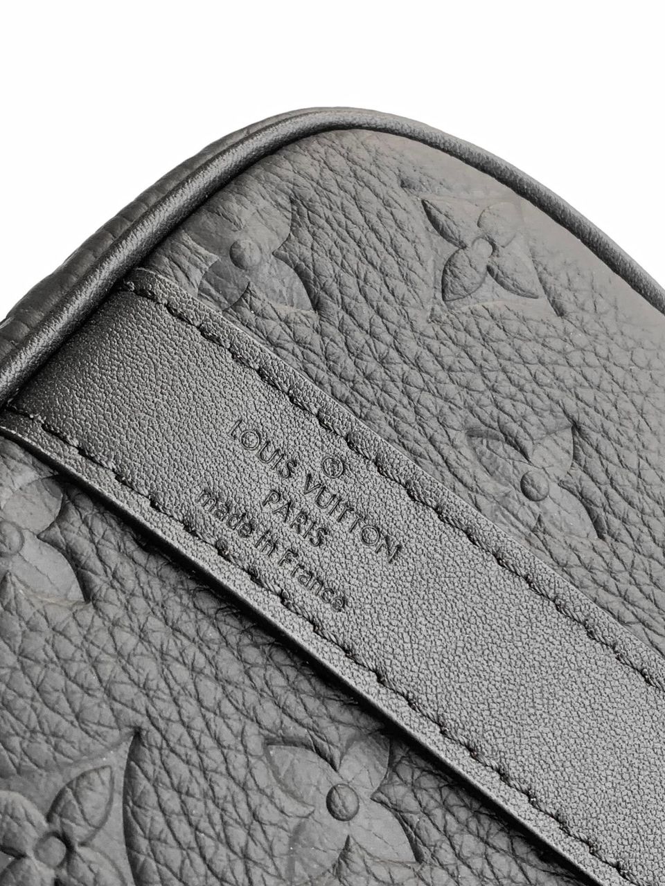 Bolsa Viagem Couro Padrão Monograma Geométrico Marrom 25cm