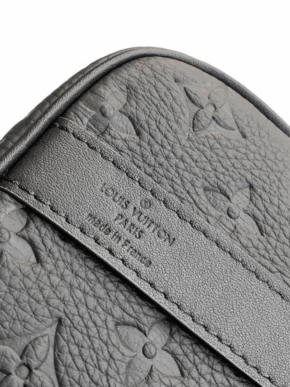 Bolsa Viagem Couro Padrão Monograma Geométrico Marrom 25cm