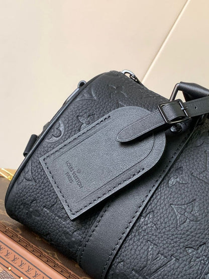Bolsa Viagem Couro Padrão Monograma Geométrico Marrom 25cm