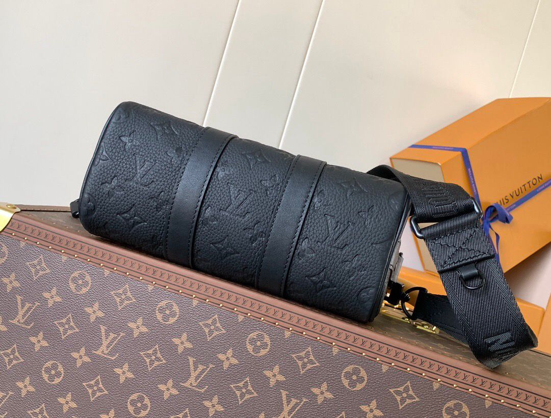 Bolsa Viagem Couro Padrão Monograma Geométrico Marrom 25cm