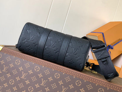 Bolsa Viagem Couro Padrão Monograma Geométrico Marrom 25cm