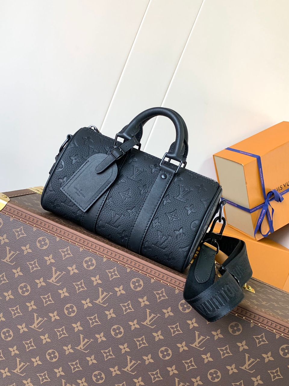 Bolsa Viagem Couro Padrão Monograma Geométrico Marrom 25cm