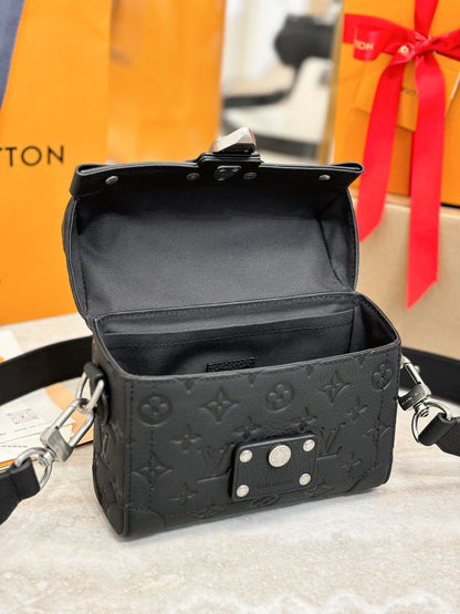 Bolsa Couro Padrão Monograma Geométrico Marrom com Detalhe Baú