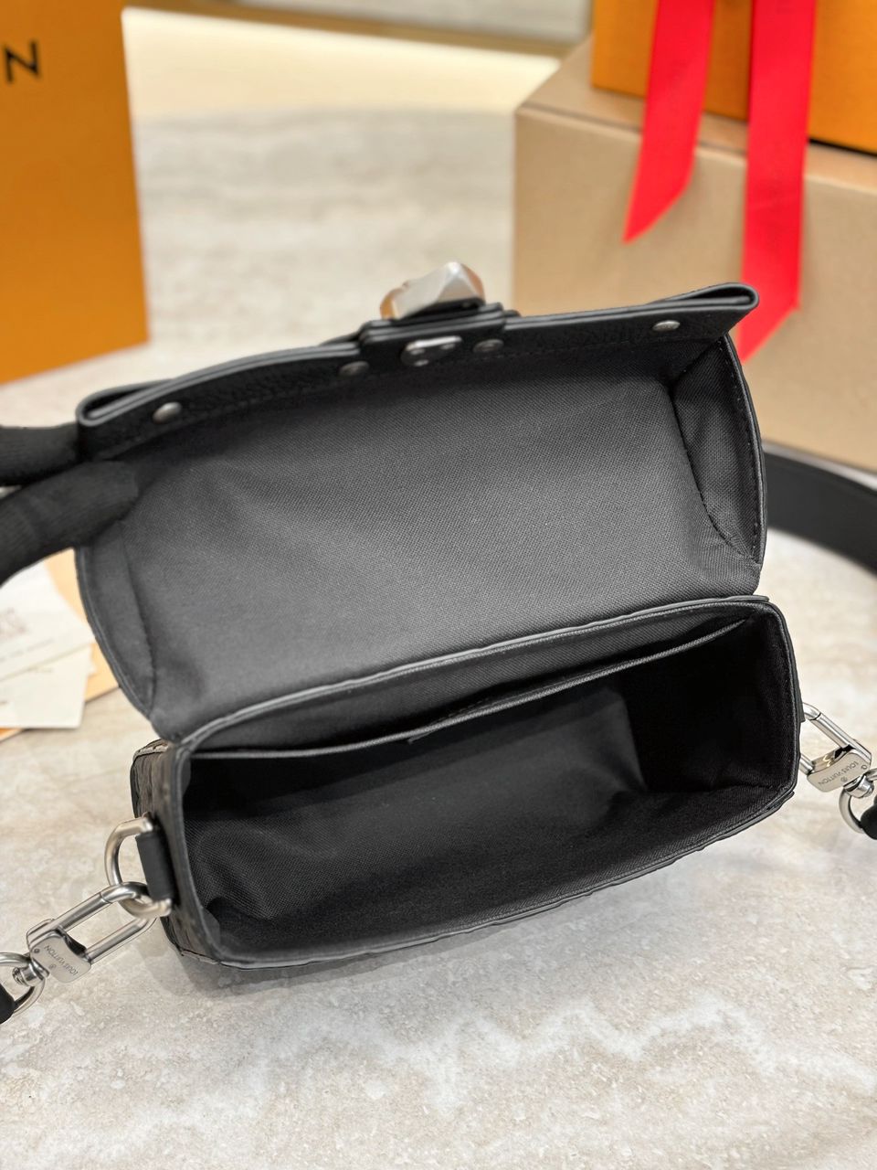 Bolsa Couro Padrão Monograma Geométrico Marrom com Detalhe Baú