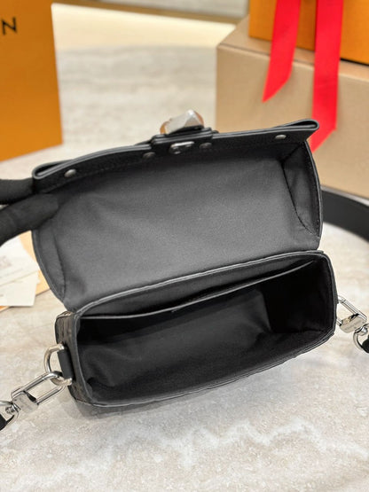 Bolsa Couro Padrão Monograma Geométrico Marrom com Detalhe Baú
