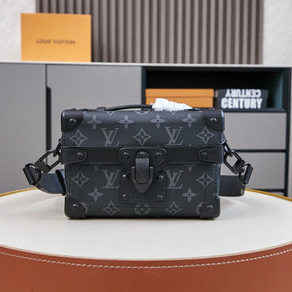 Bolsa Satchel Couro Padrão Monograma Geométrico Marrom com Detalhe Baú