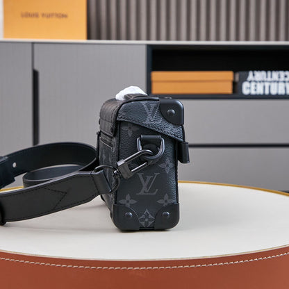 Bolsa Satchel Couro Padrão Monograma Geométrico Marrom com Detalhe Baú