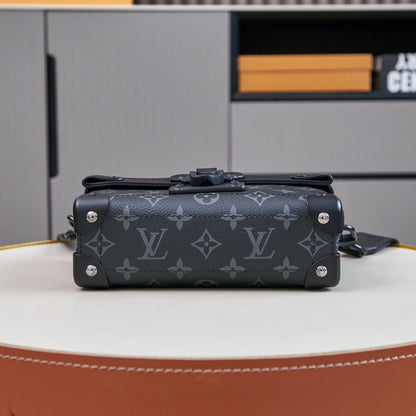 Bolsa Satchel Couro Padrão Monograma Geométrico Marrom com Detalhe Baú