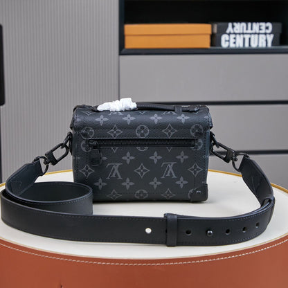 Bolsa Satchel Couro Padrão Monograma Geométrico Marrom com Detalhe Baú