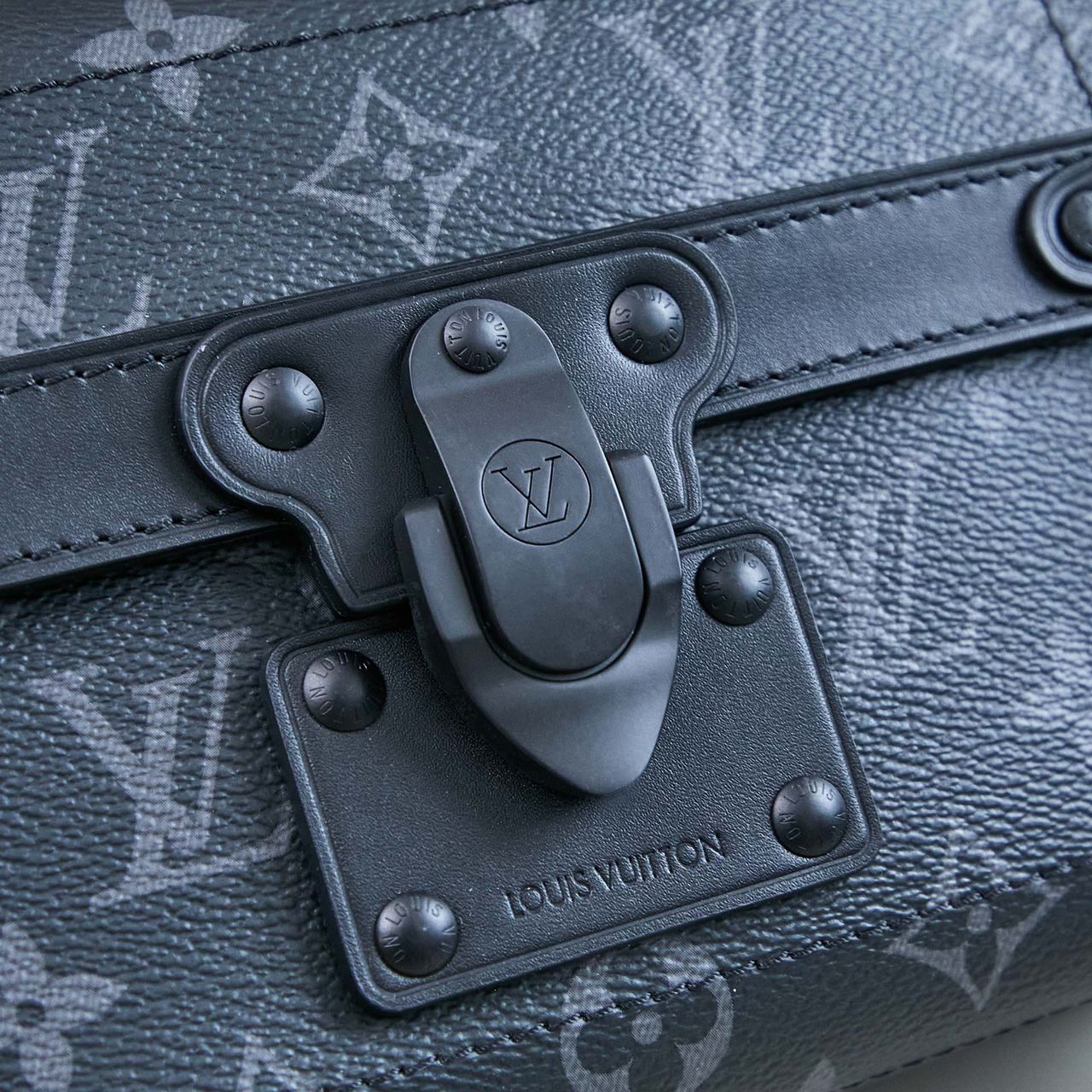 Bolsa Satchel Couro Padrão Monograma Geométrico Marrom com Detalhe Baú