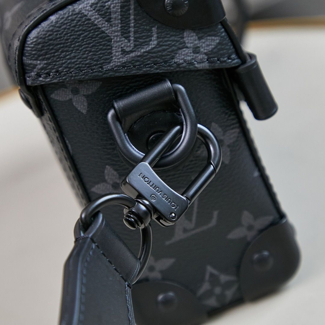 Bolsa Satchel Couro Padrão Monograma Geométrico Marrom com Detalhe Baú
