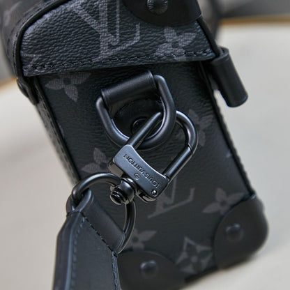Bolsa Satchel Couro Padrão Monograma Geométrico Marrom com Detalhe Baú