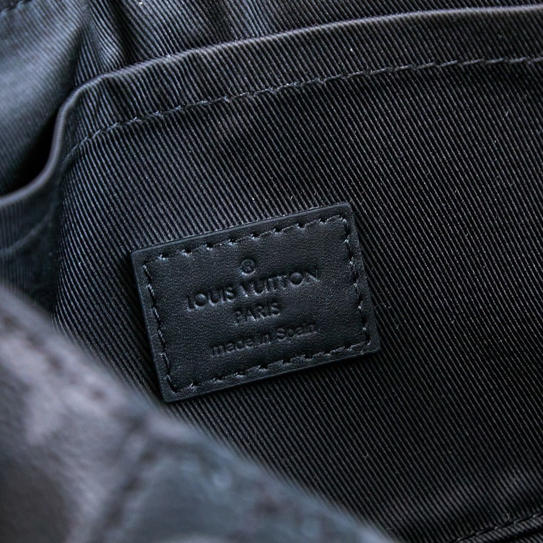 Bolsa Satchel Couro Padrão Monograma Geométrico Marrom com Detalhe Baú