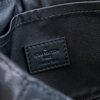 Bolsa Satchel Couro Padrão Monograma Geométrico Marrom com Detalhe Baú