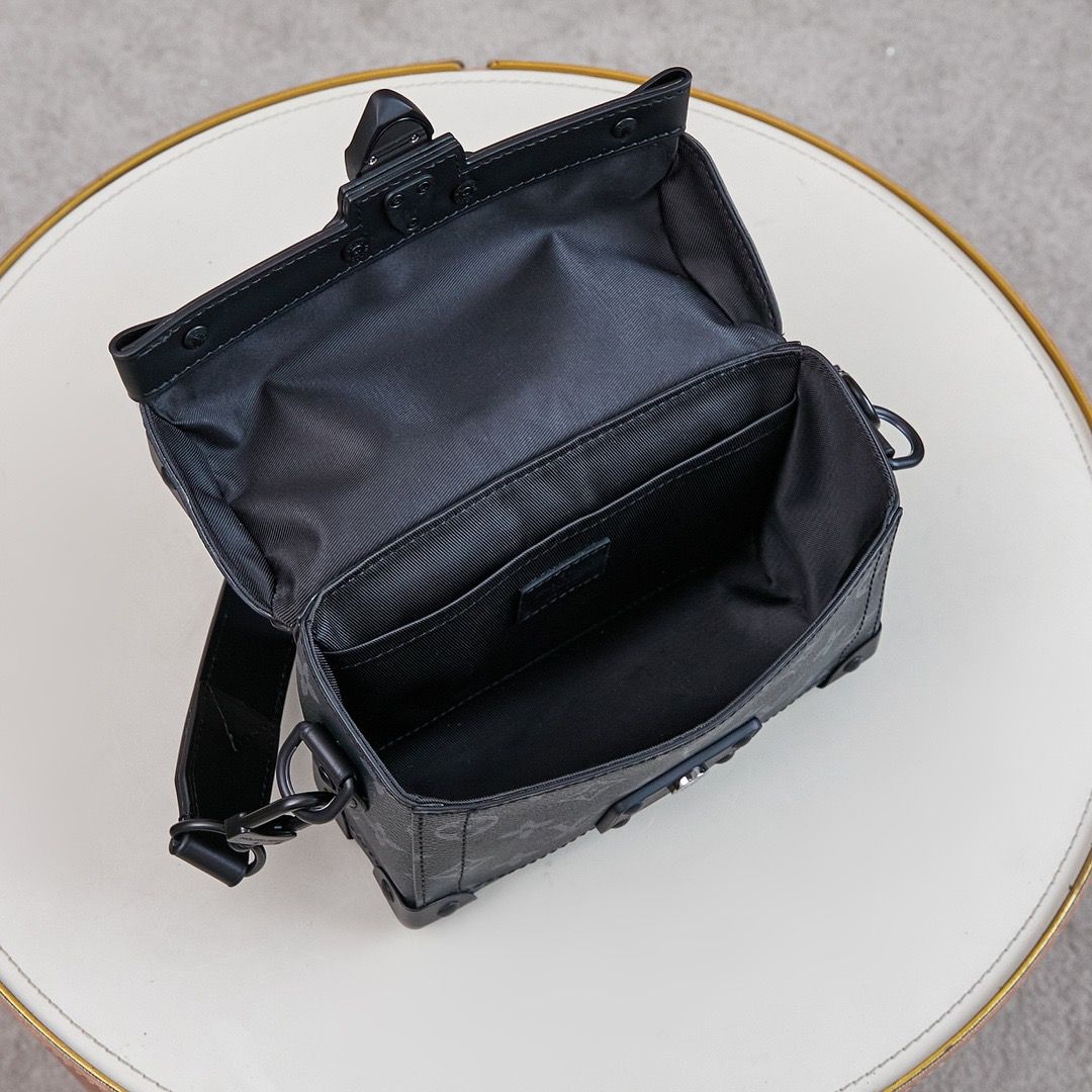 Bolsa Satchel Couro Padrão Monograma Geométrico Marrom com Detalhe Baú
