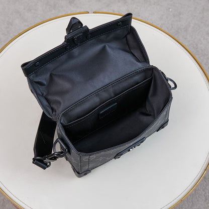 Bolsa Satchel Couro Padrão Monograma Geométrico Marrom com Detalhe Baú