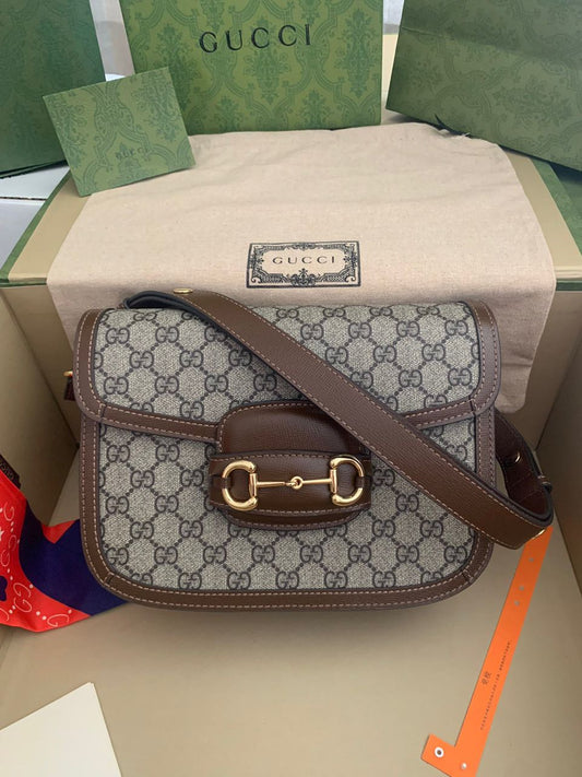 Bolsa Satchel Couro Marrom Detalhe Metálico Ferradura