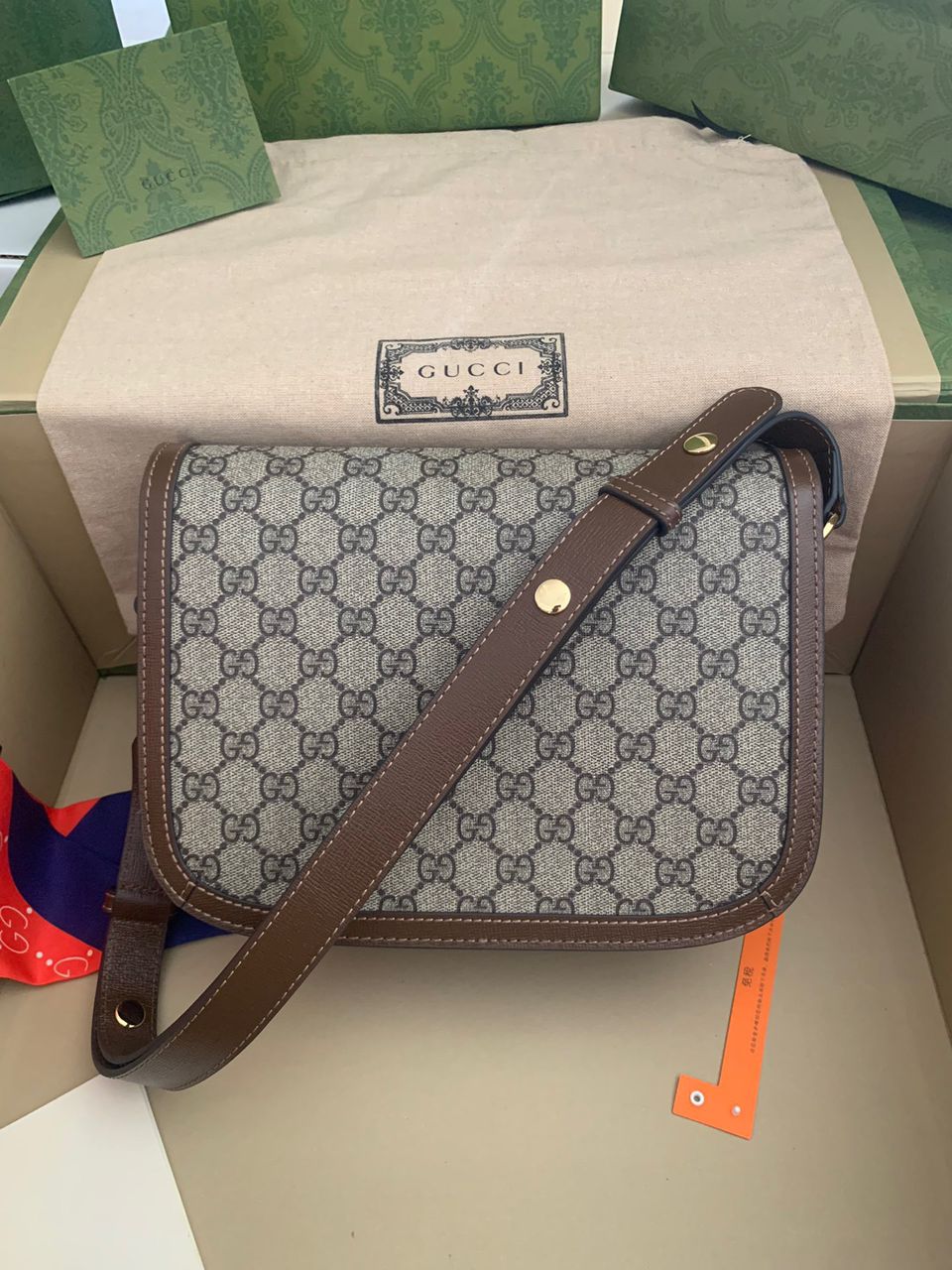 Bolsa Satchel Couro Marrom Detalhe Metálico Ferradura
