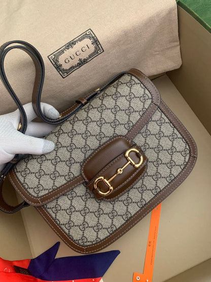 Bolsa Satchel Couro Marrom Detalhe Metálico Ferradura