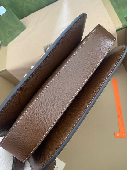 Bolsa Satchel Couro Marrom Detalhe Metálico Ferradura