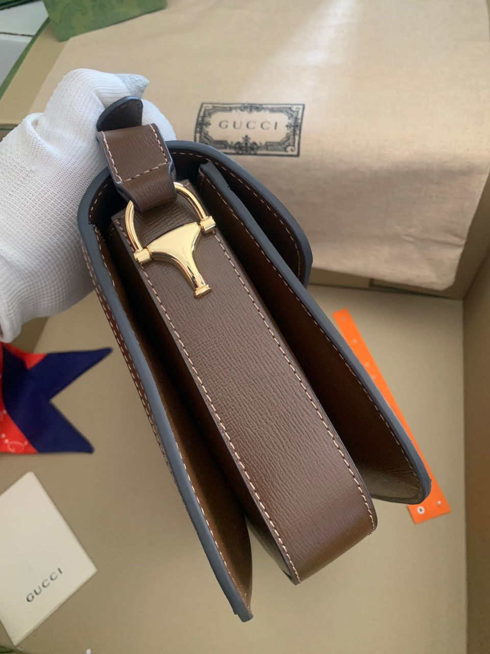 Bolsa Satchel Couro Marrom Detalhe Metálico Ferradura